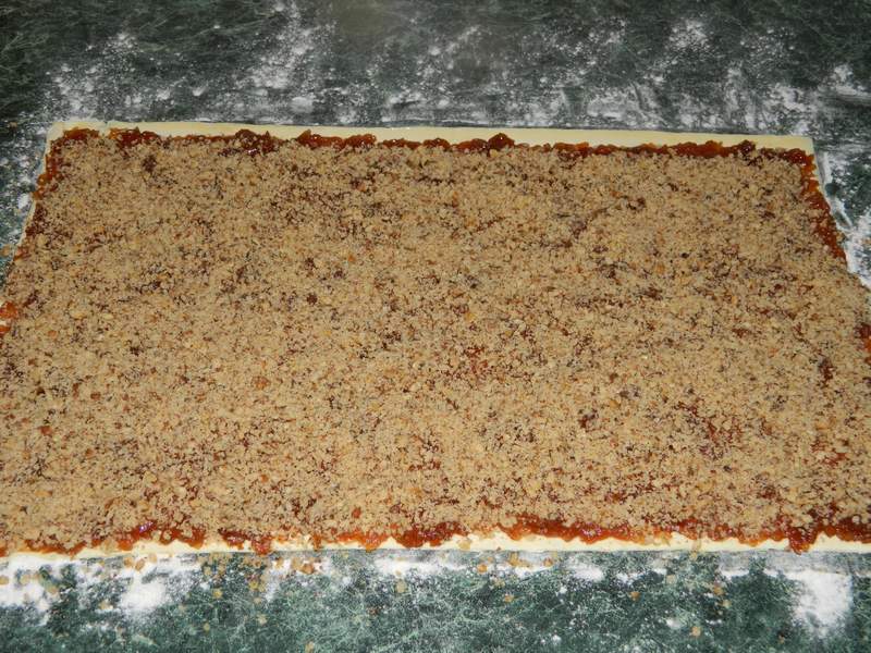 Desert rulada cu mere si nuca
