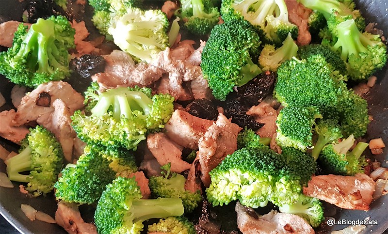 Carne de porc cu broccoli, crema de cocos si prune uscate