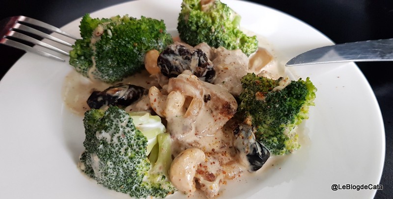 Carne de porc cu broccoli, crema de cocos si prune uscate