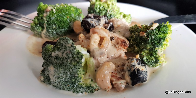 Carne de porc cu broccoli, crema de cocos si prune uscate