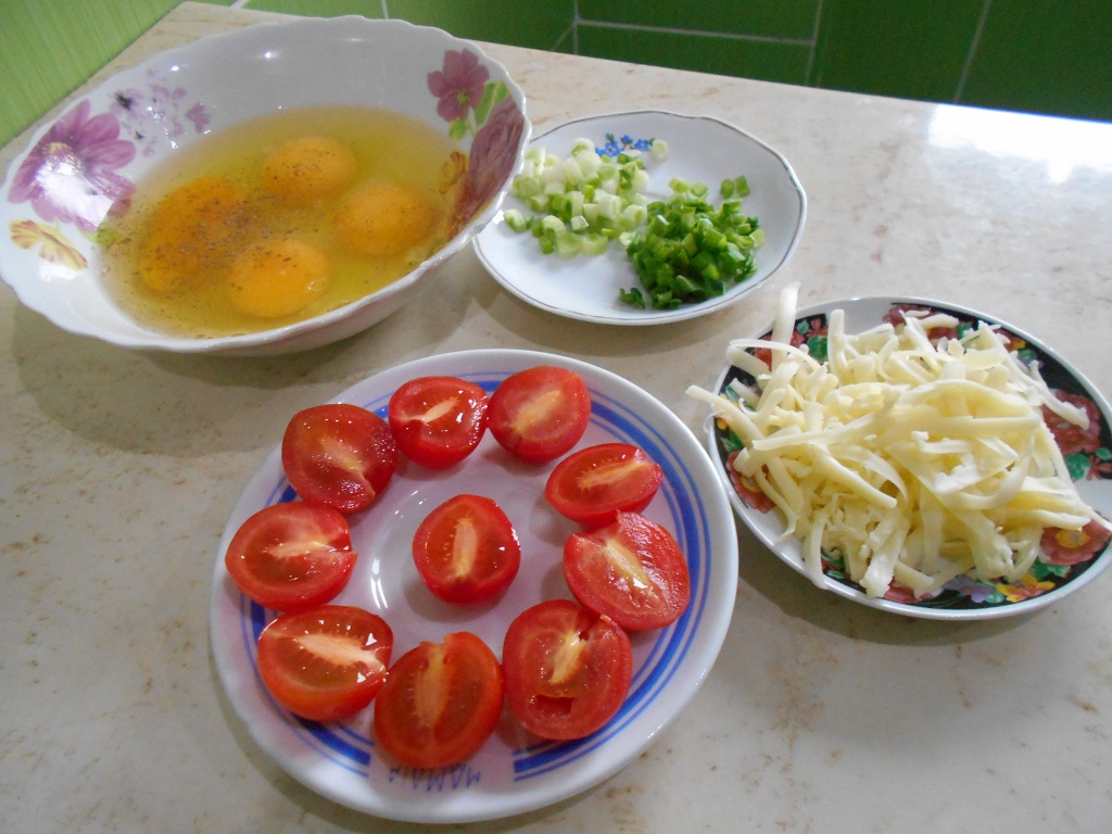 Omleta cu rosii cherry, mozzarella si ceapa verde