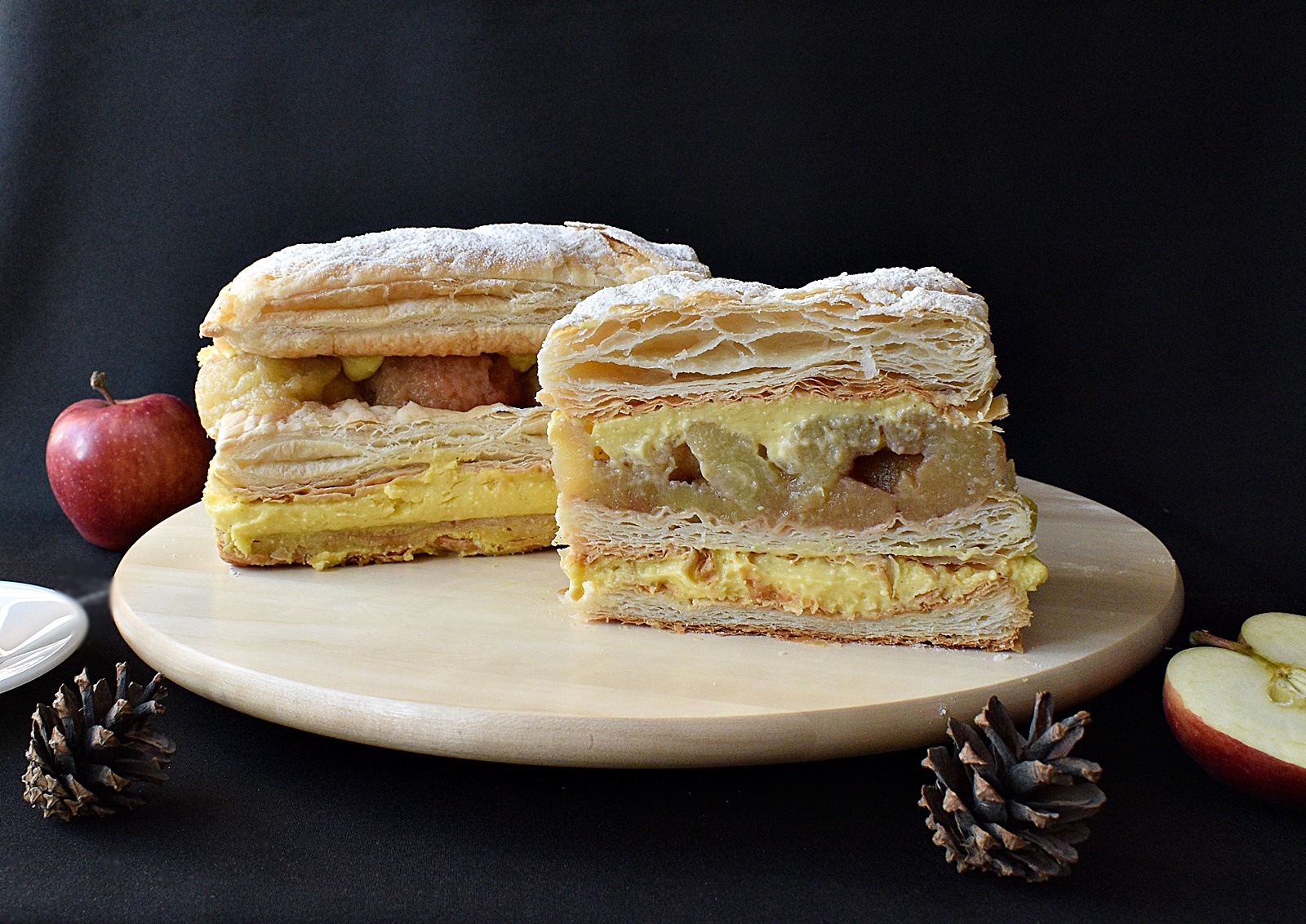 Desert Mille feuille cu crema de vanilie si mere coapte