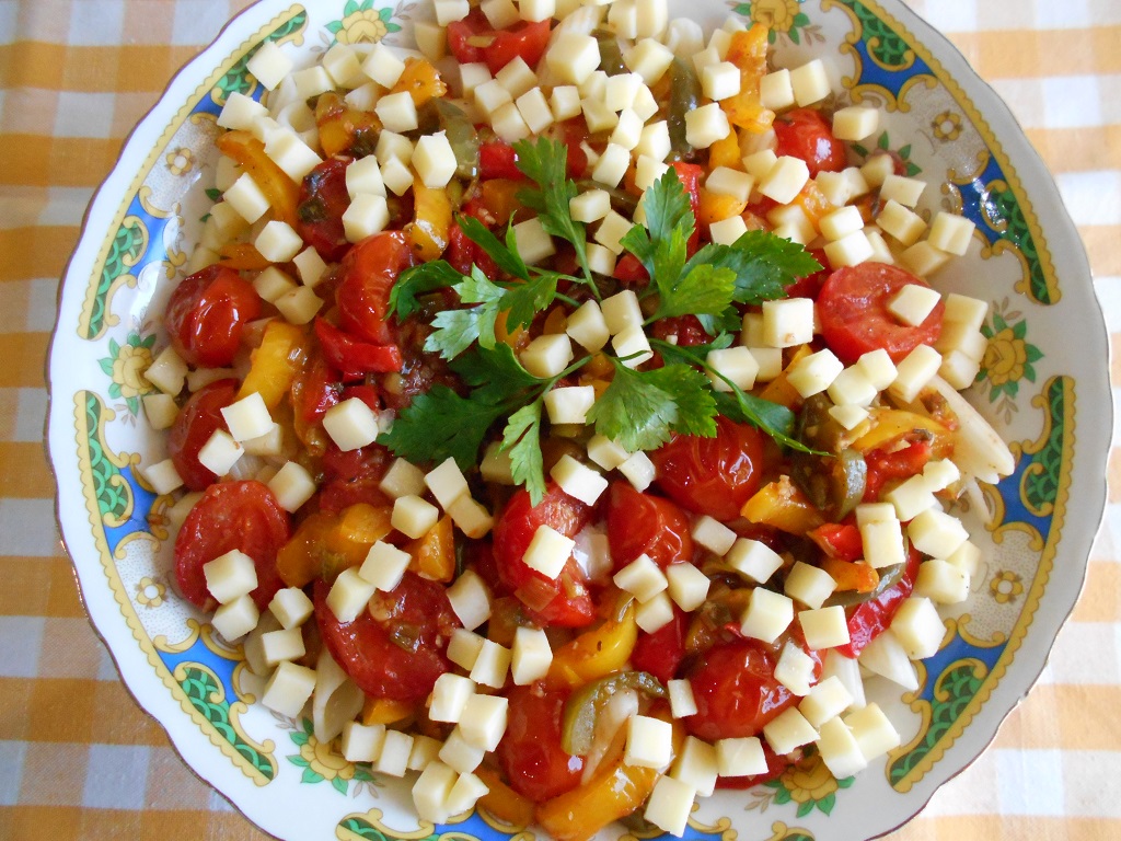 Salata calda de paste, cu legume si mozzarella