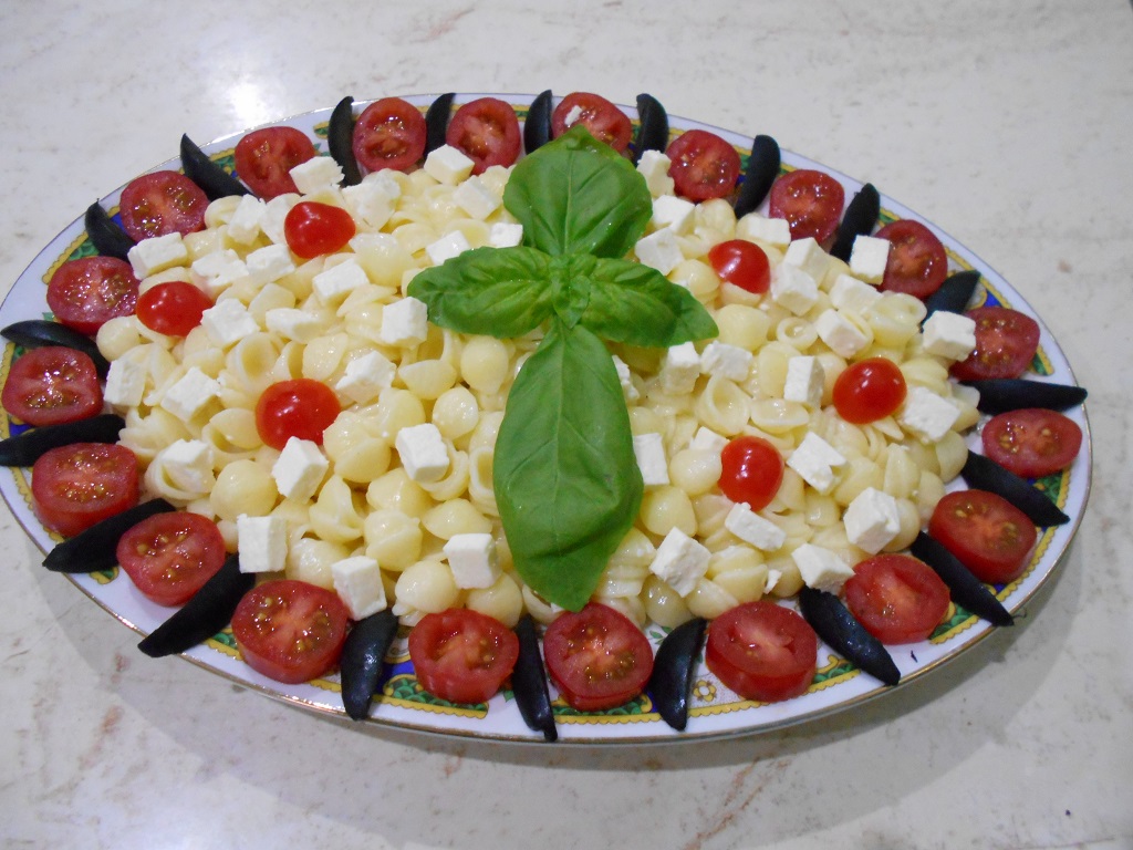 Salata de paste cu telemea, rosii cherry si masline