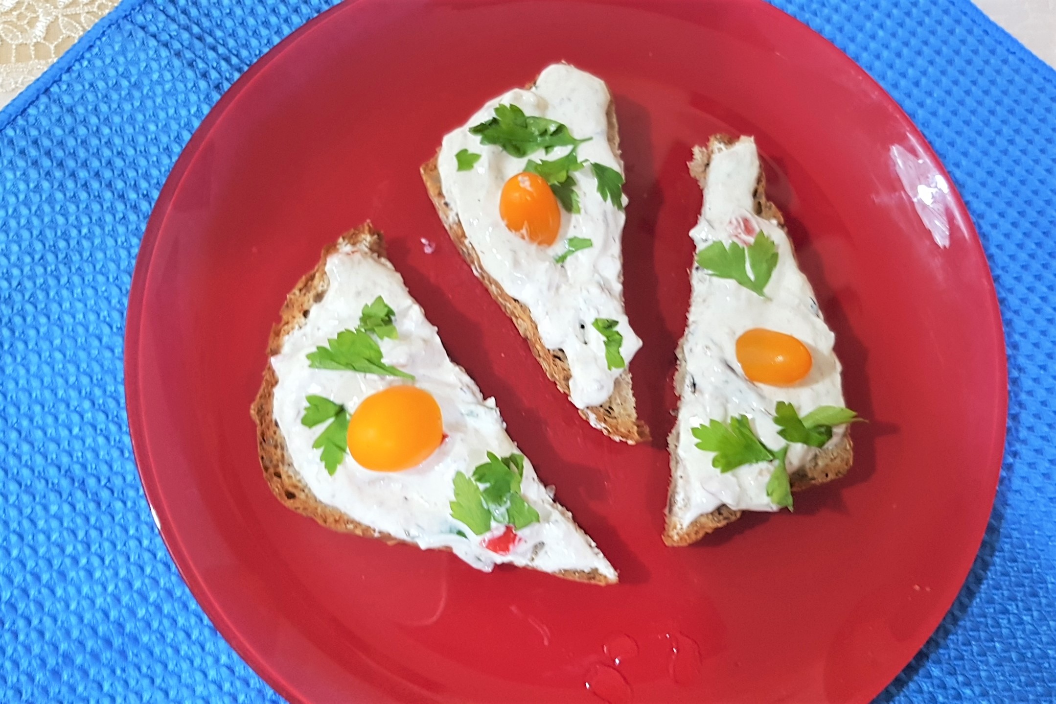 Aperitiv tartine cu crema de sprot afumat