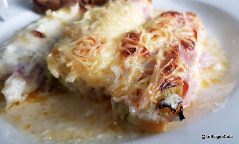 Praz gratinat cu jambon si sos de branza