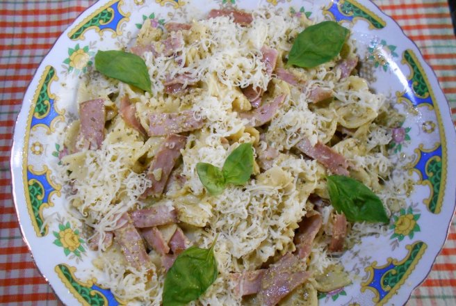 Farfalle cu sunca, in sos pesto