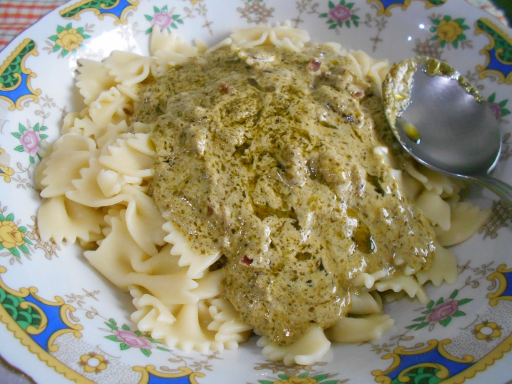 Farfalle cu sunca, in sos pesto