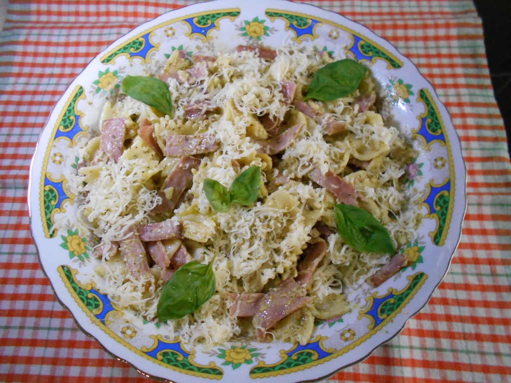 Farfalle cu sunca, in sos pesto