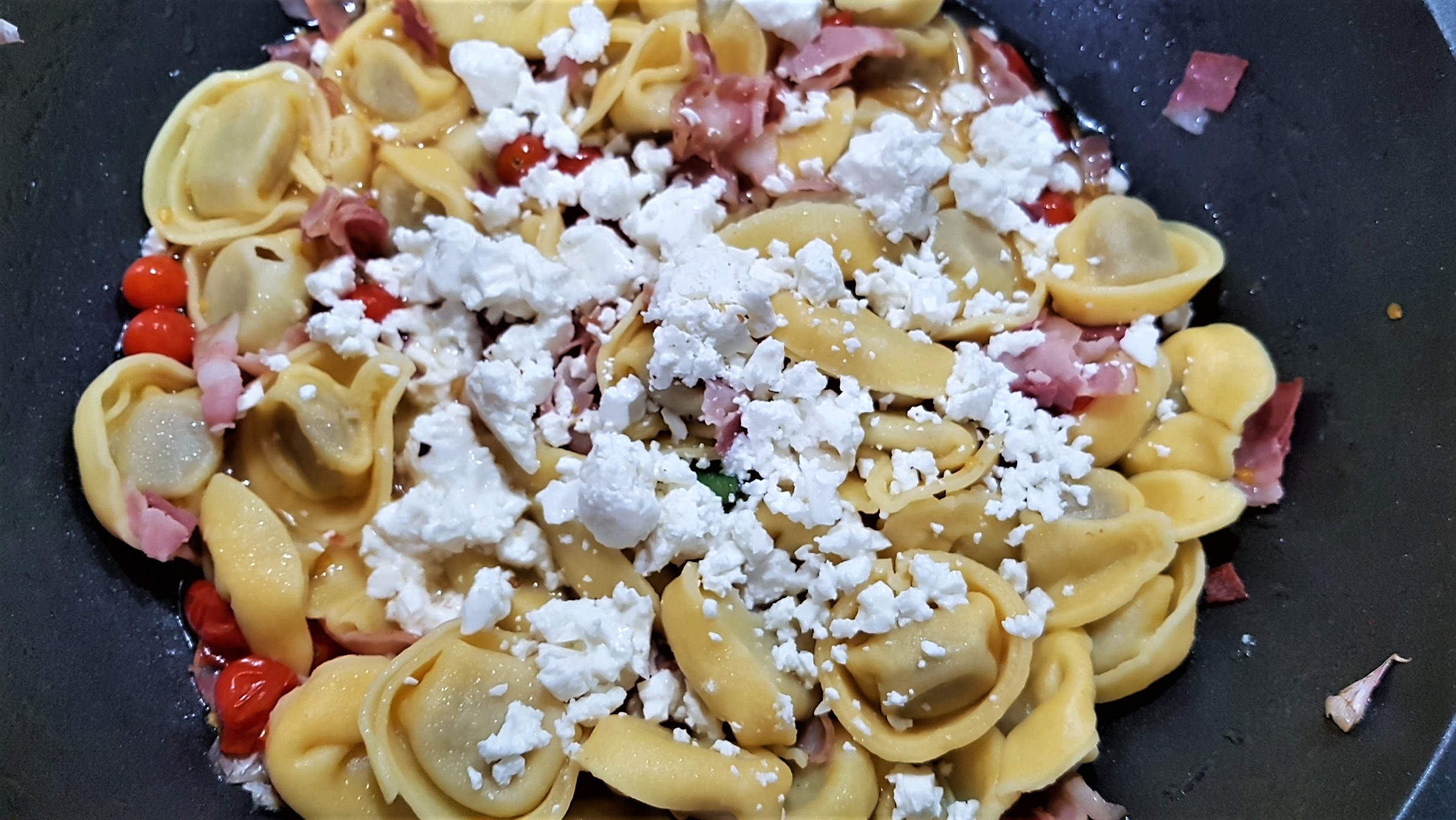 Tortellini cu prosciutto si feta