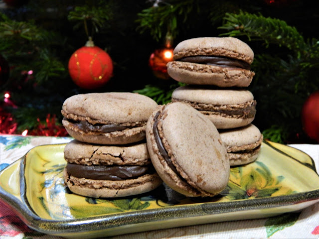 Desert macarons cu nuca, ciocolata si rom