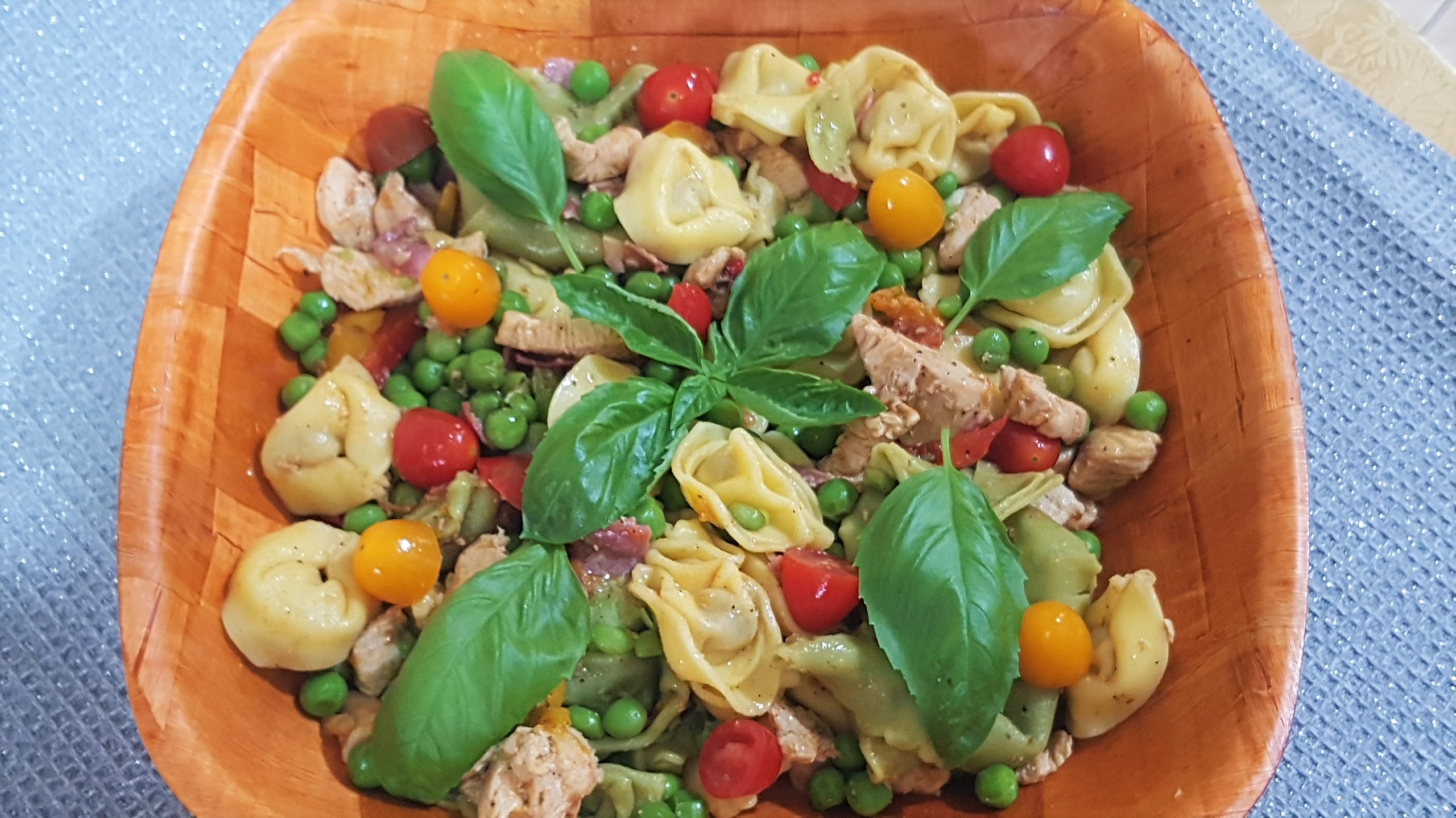 Salata calda cu pui si tortellini