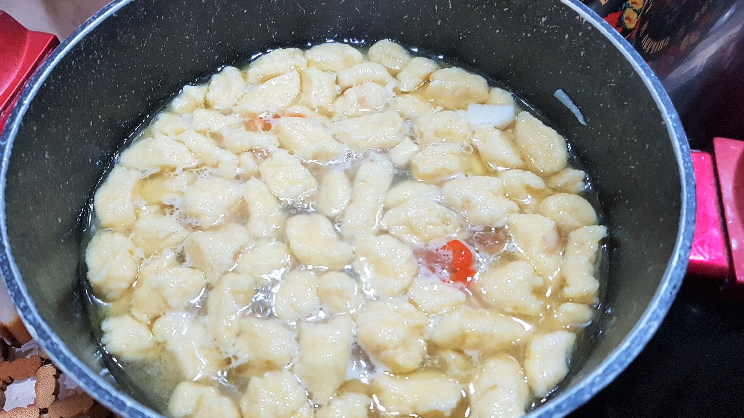 Ciorba de salata verde creata cu sunculita de porc