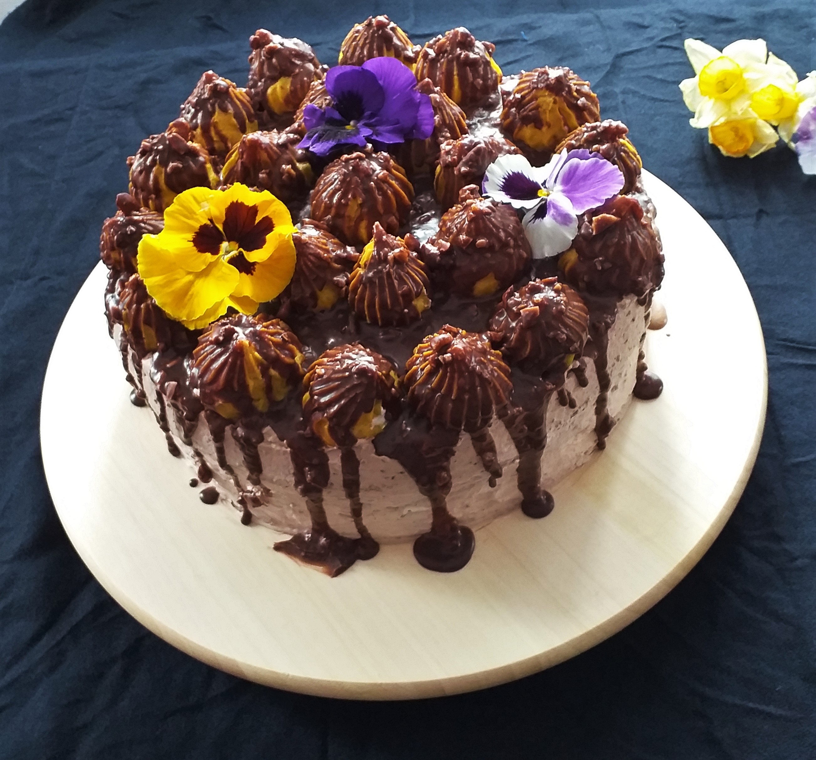 Desert tort cu choux-uri si mousse de caramel