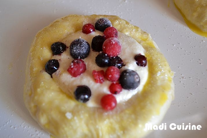 Desert barcute foietate cu branza si fructe de padure