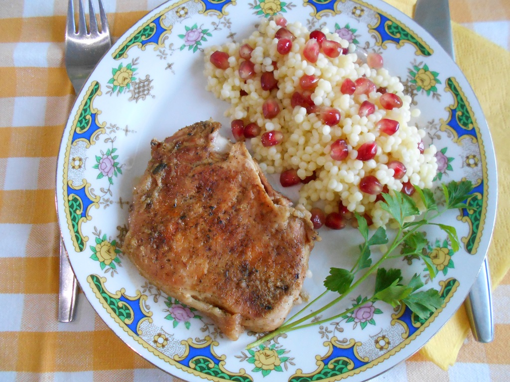 Cotlete de porc la tava, cu garnitura de cus-cus si rodie