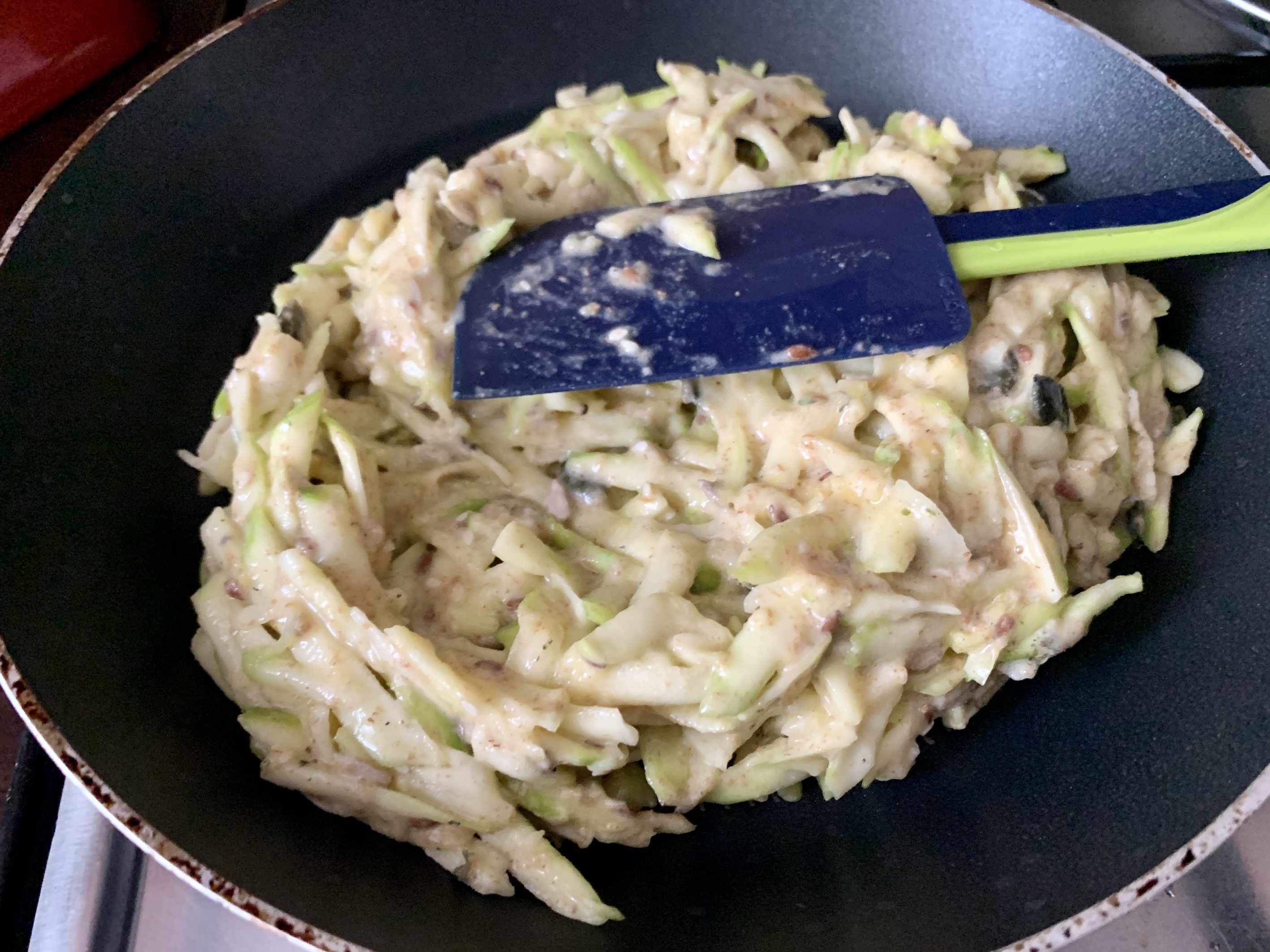 Pizza vegetariana cu blat de zucchini, preparata la tigaie