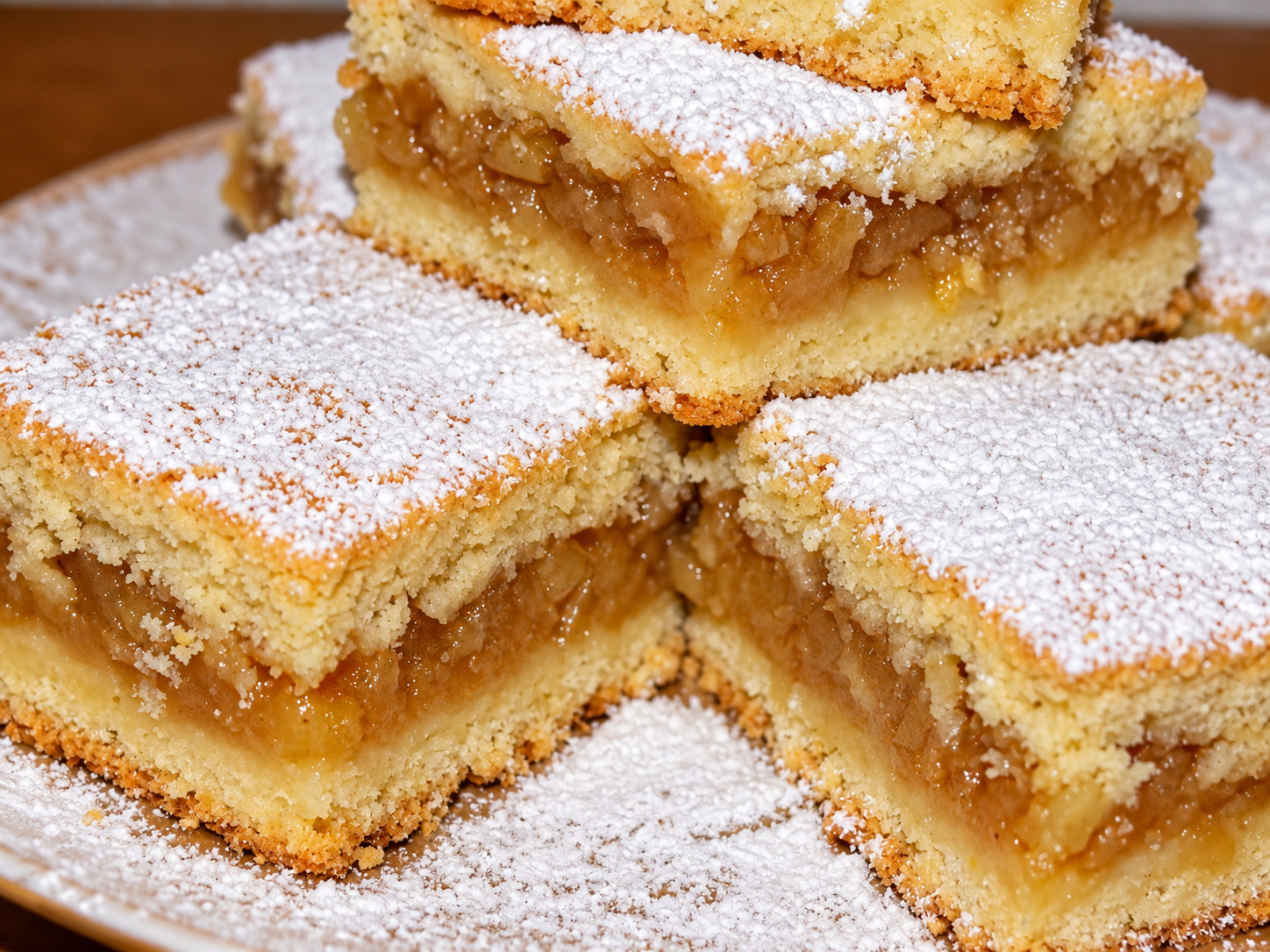 Desert placinta cu mere, de post (varianta dama cu camelii)