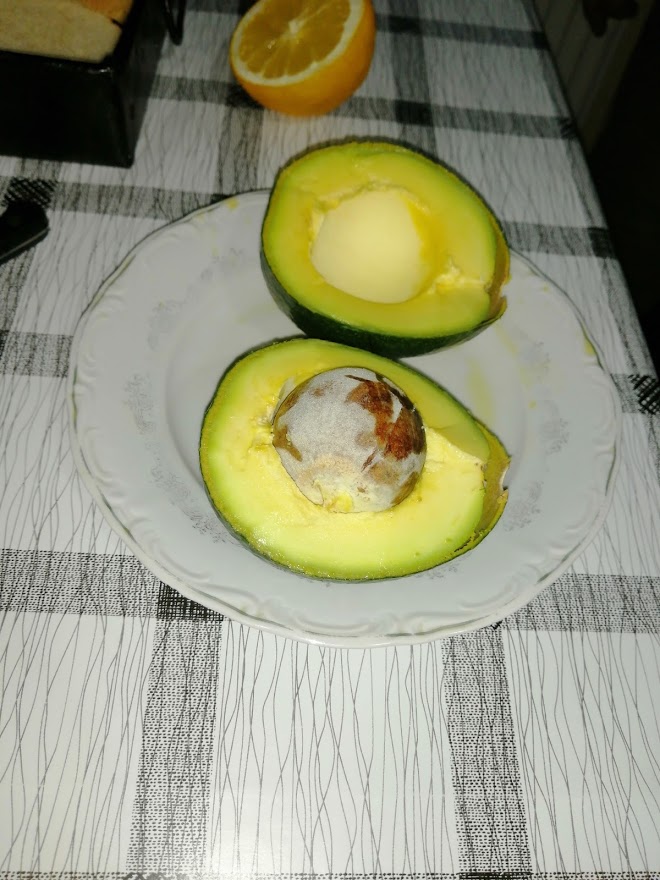 Ardei gras umplut cu quinoa, mango si avocado