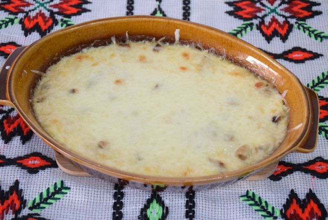 Ciuperci gratinate cu branza si sos cremos de smantana