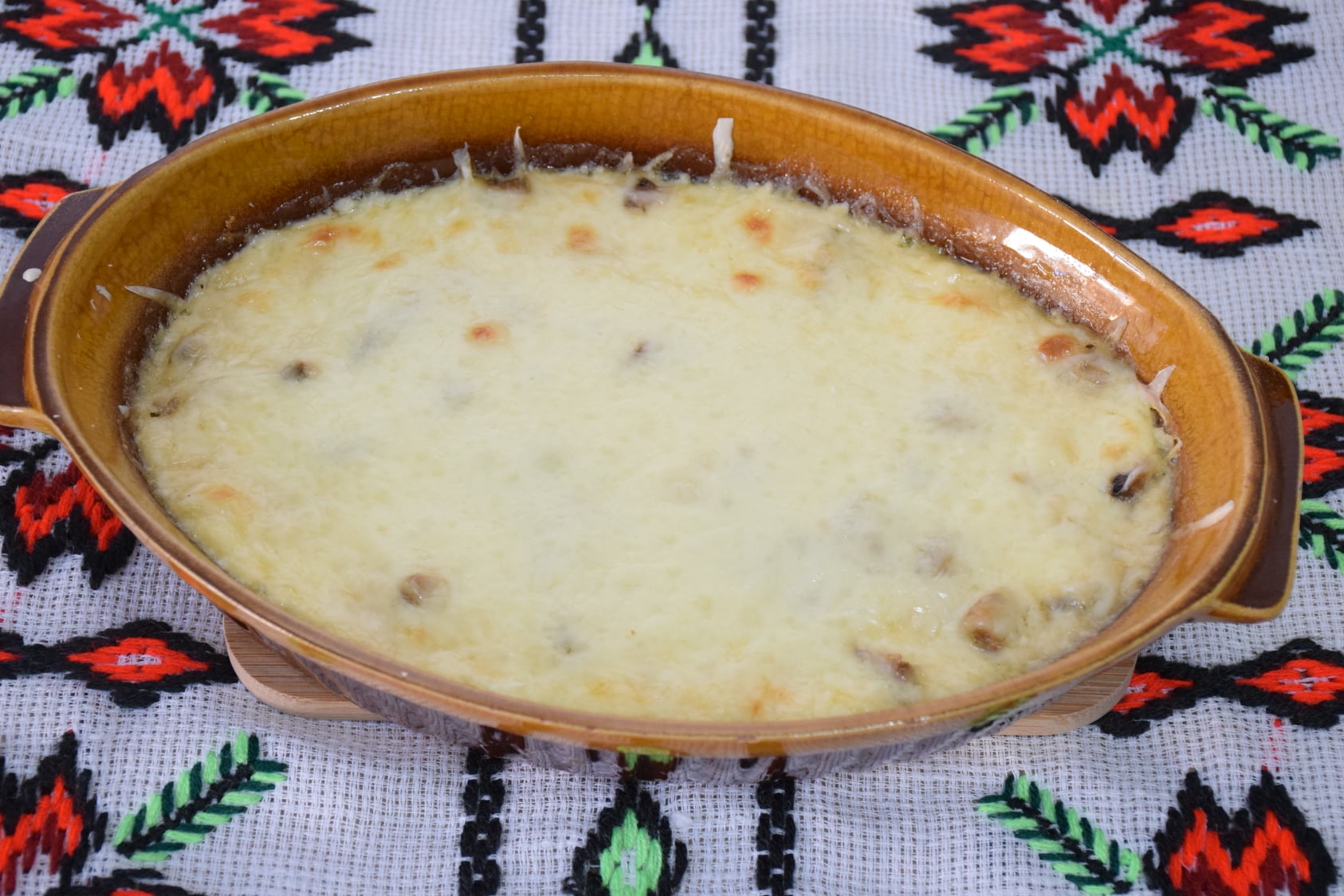 Ciuperci gratinate cu branza si sos cremos de smantana