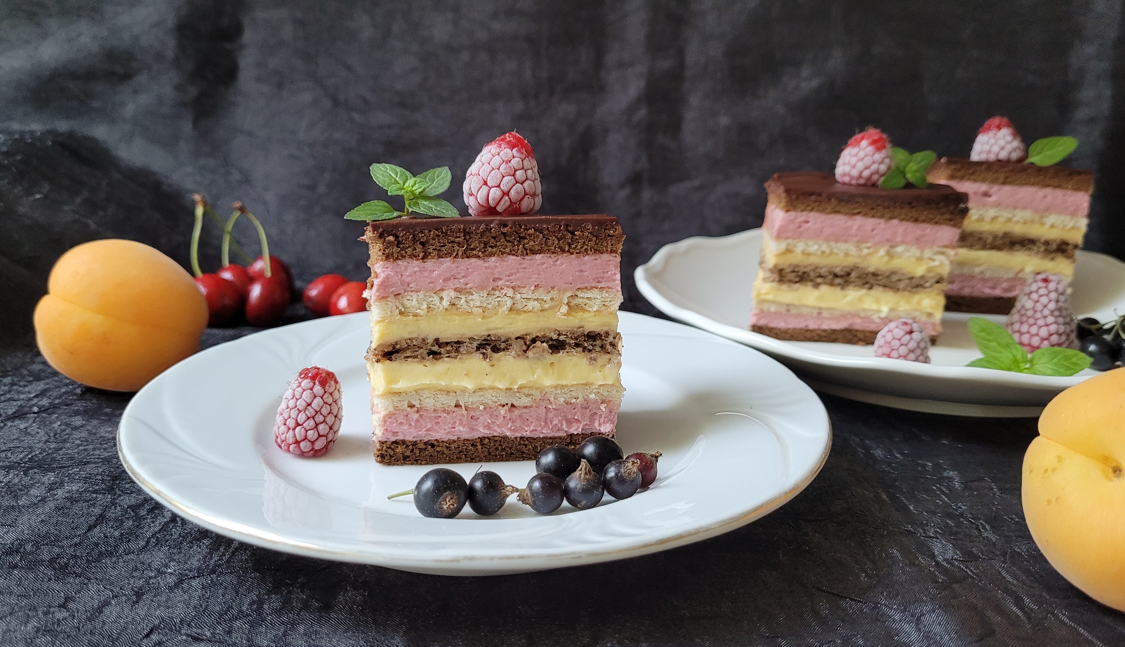 Desert prajitura in straturi, cu crema de zmeura si vanilie