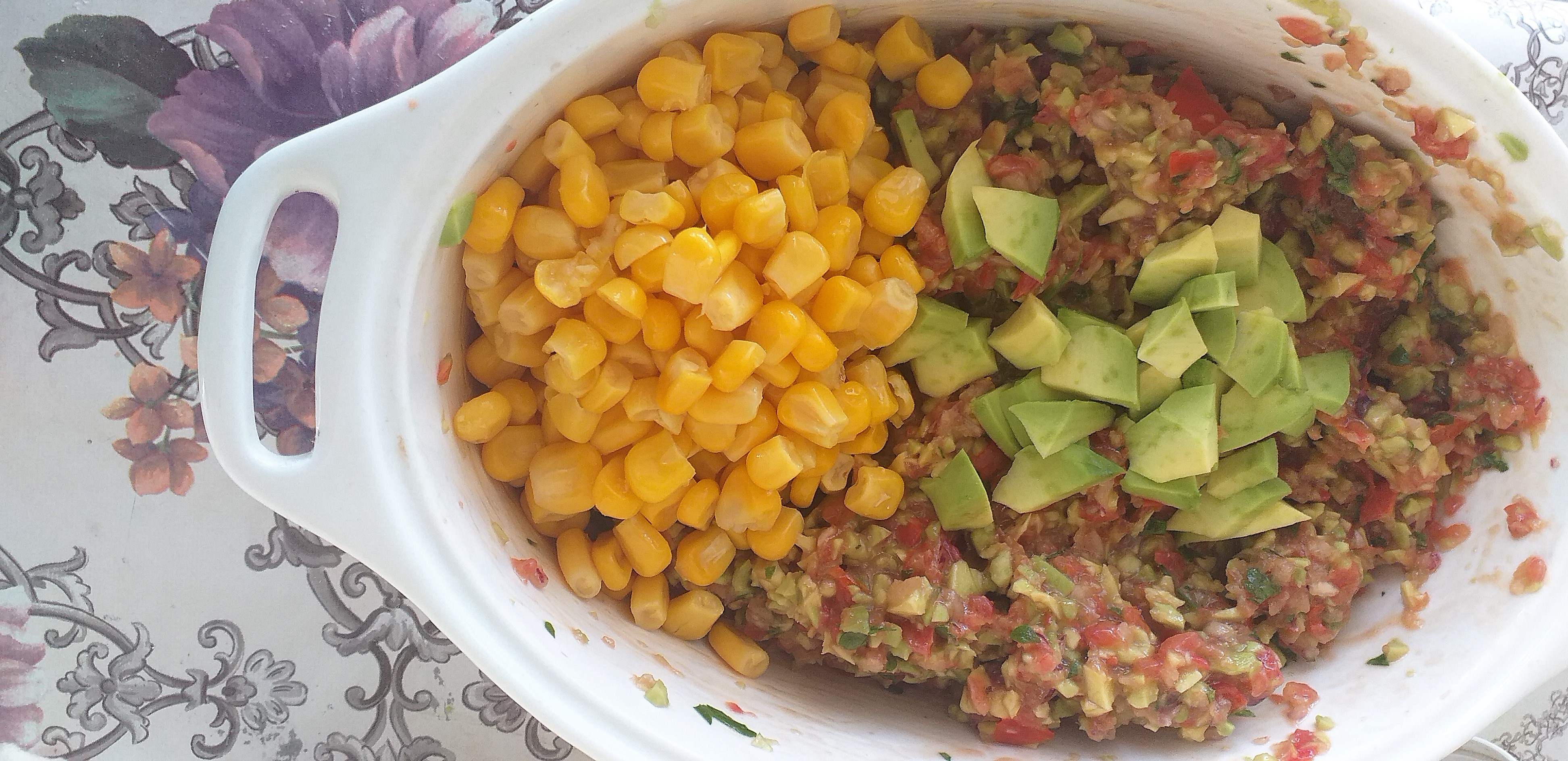 Salata de ou cu avocado