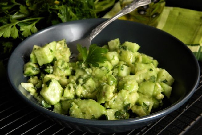 Salata de avocado si castraveti