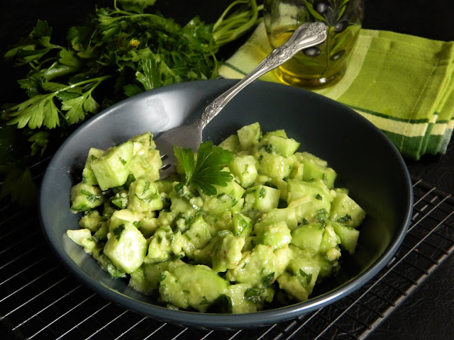 Salata de avocado si castraveti