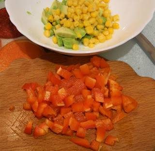 Somon la gratar cu salata de avocado, ardei gras si porumb