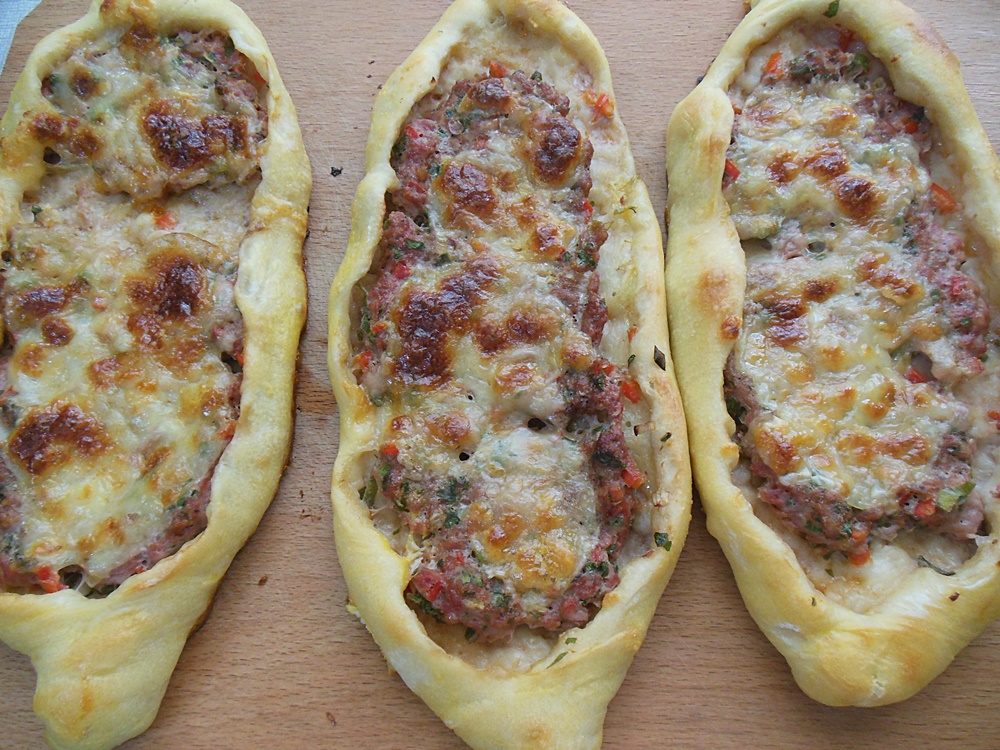 Pide cu carne tocata (pizza turceasca)