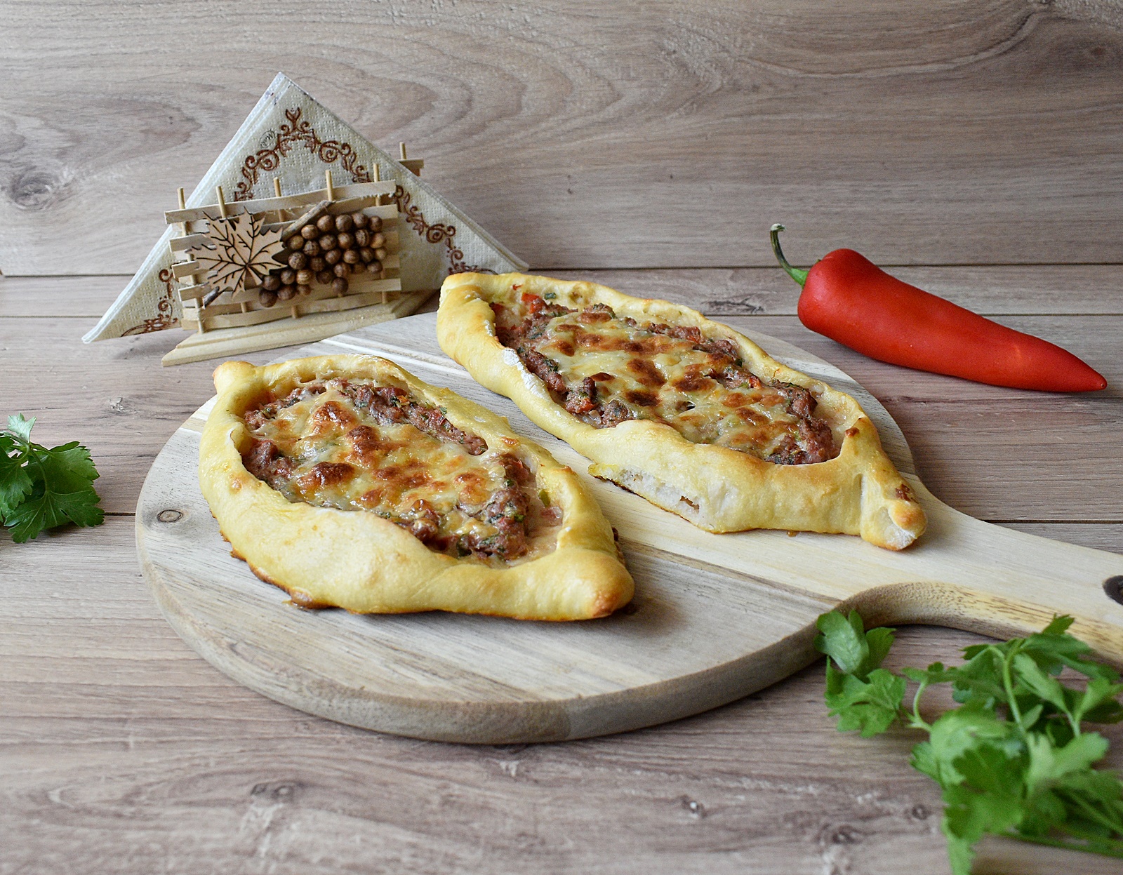 Pide cu carne tocata (pizza turceasca)