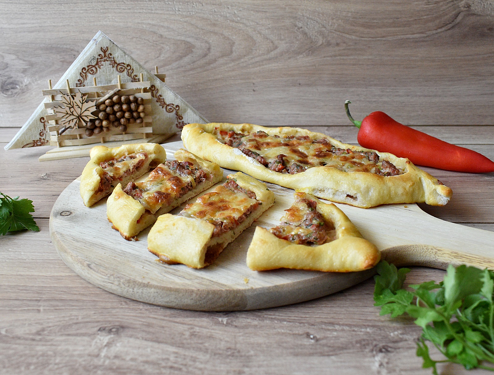 Pide cu carne tocata (pizza turceasca)