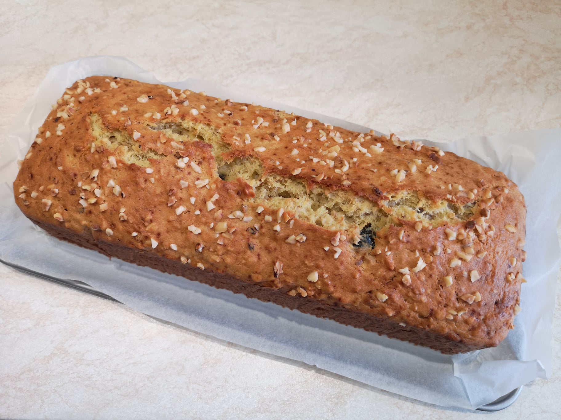 Desert banana bread cu cirese confiate si alune