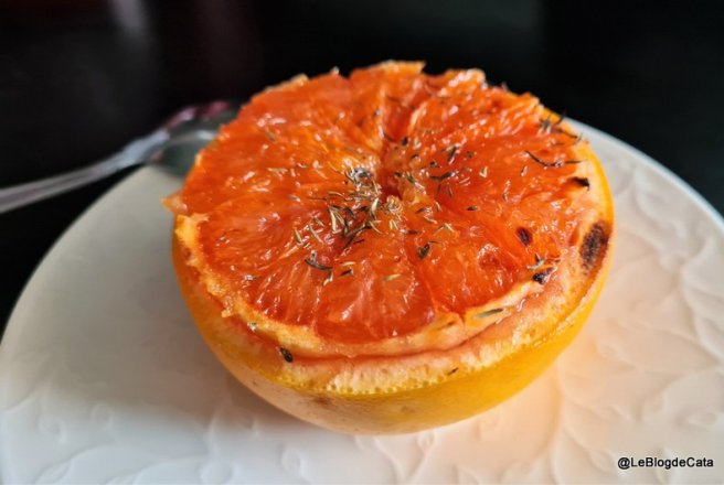 Grapefruit la cuptor cu sirop de artar si cimbru (low carb)