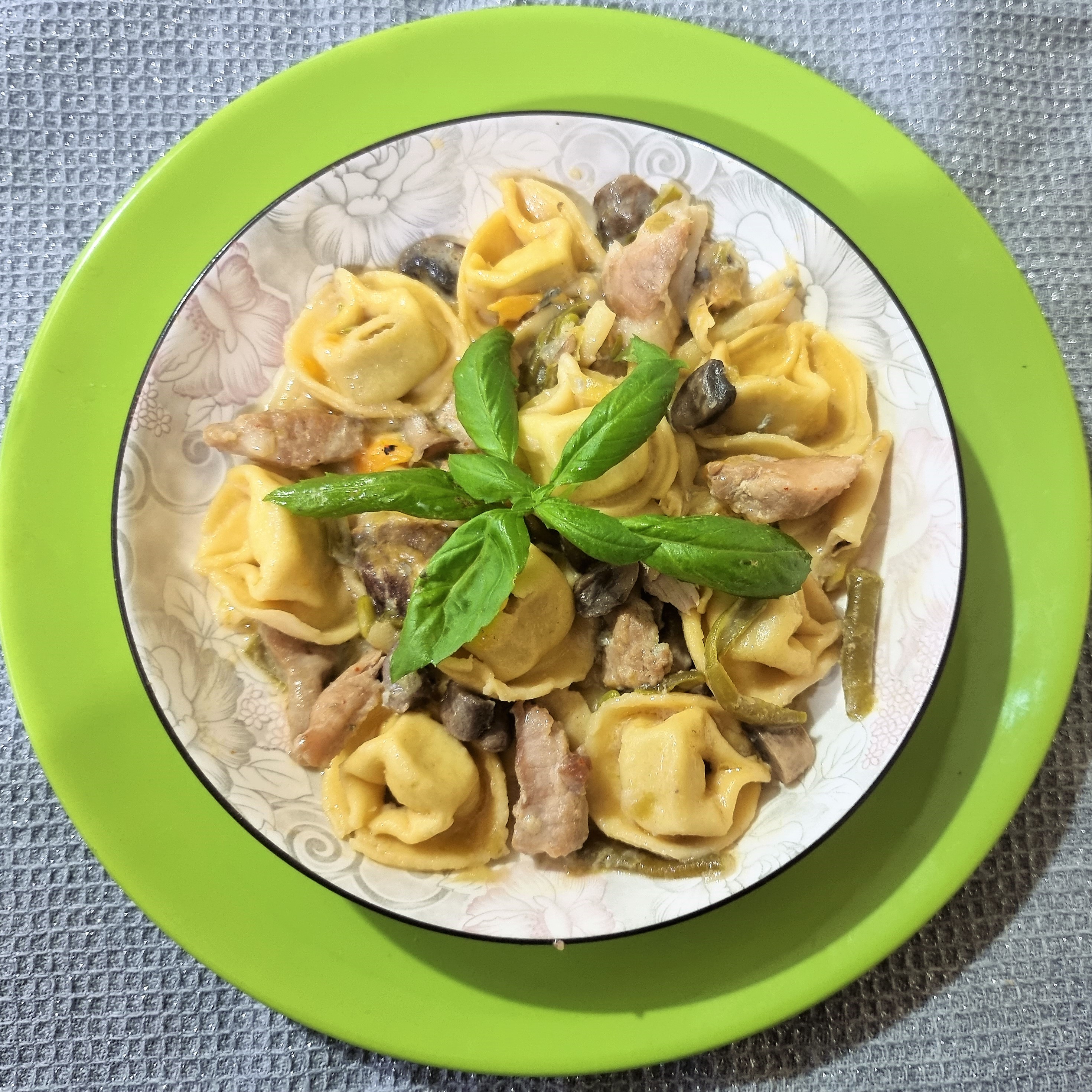 Tortellini cu pui si patru branzeturi