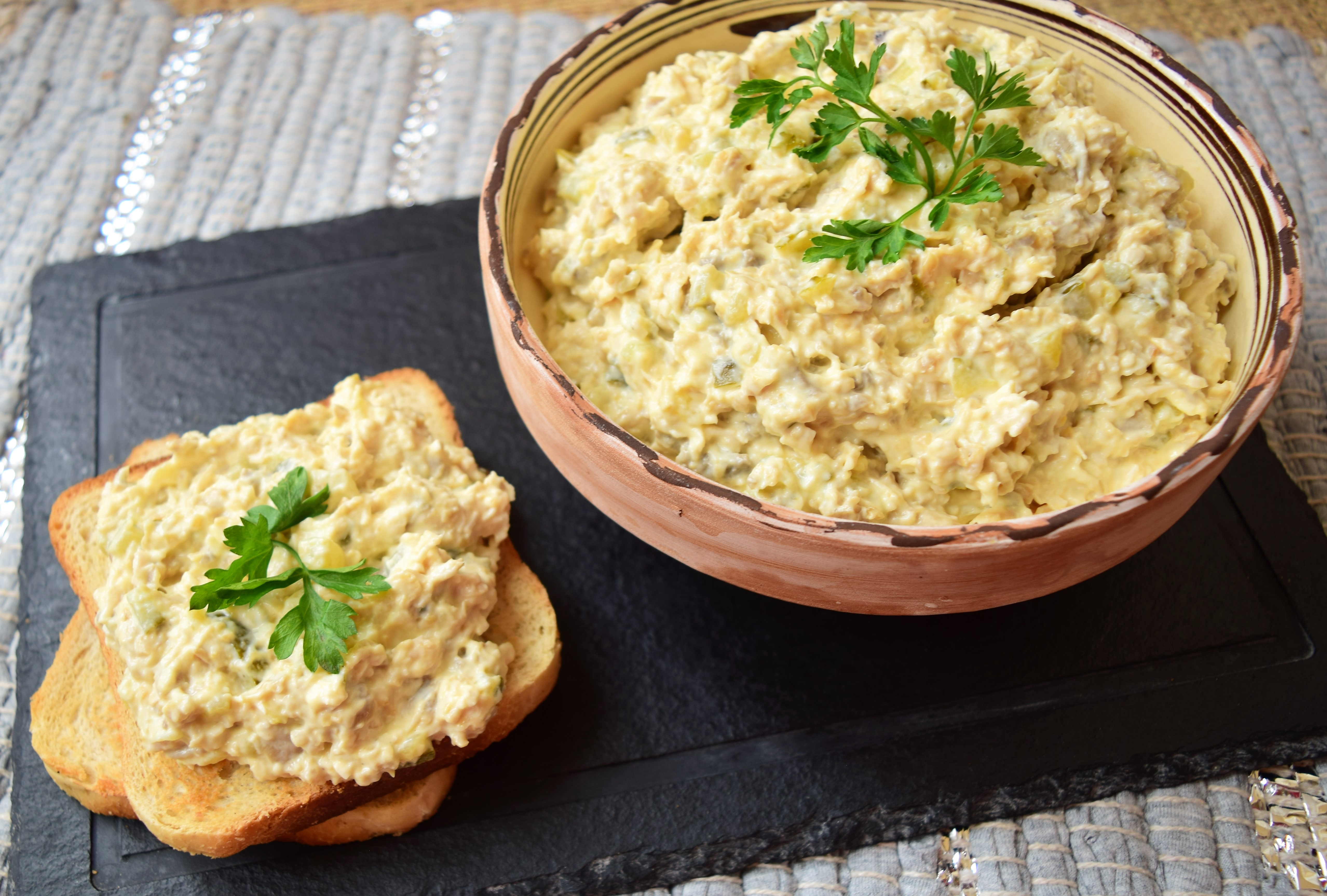 Salata de ciuperci cu piept de pui si maioneza, un aperitiv spornic si gustos