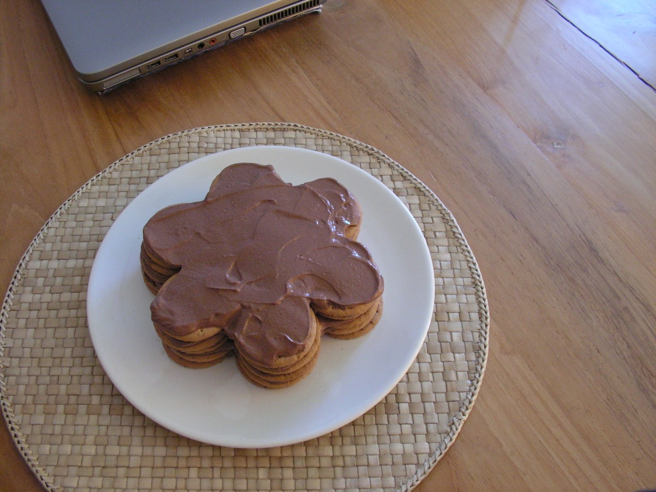 Tort de biscuiti cu branza, cacao si scortisoara