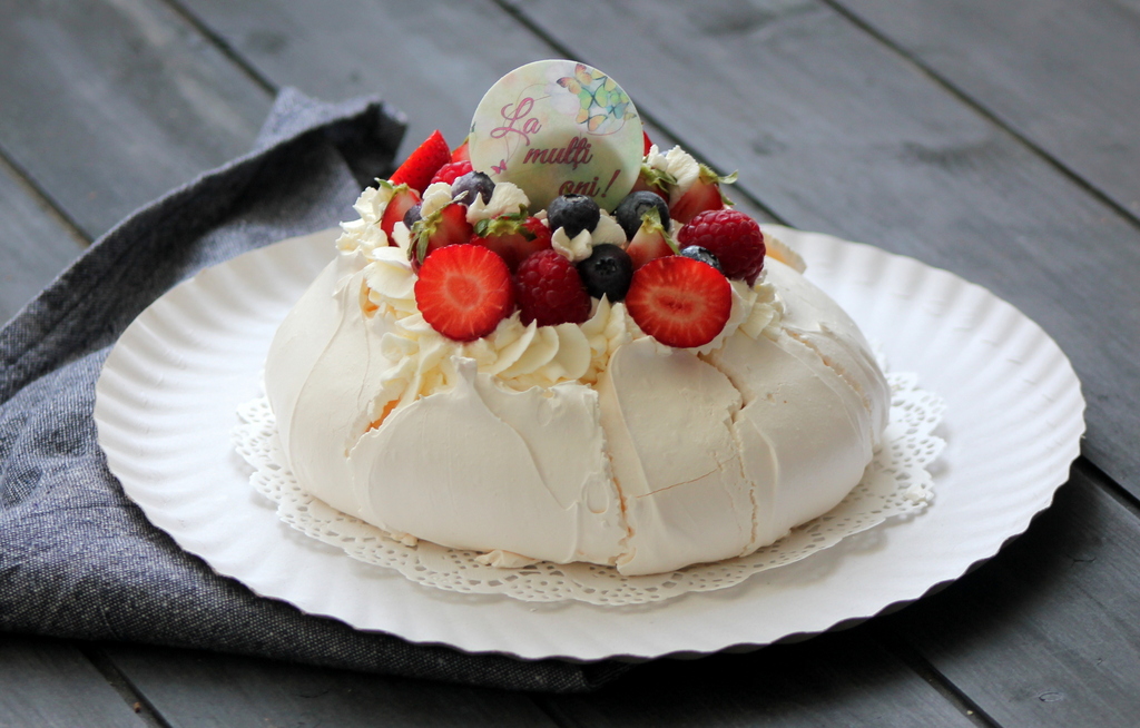 Celebra Pavlova cu crema si capsuni, un desert rafinat si elegant