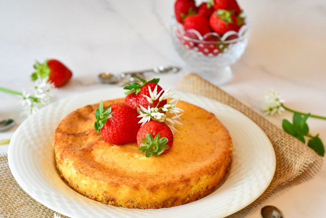 Reteta simpla si delicioasa de cheesecake cu vanilie si capsuni