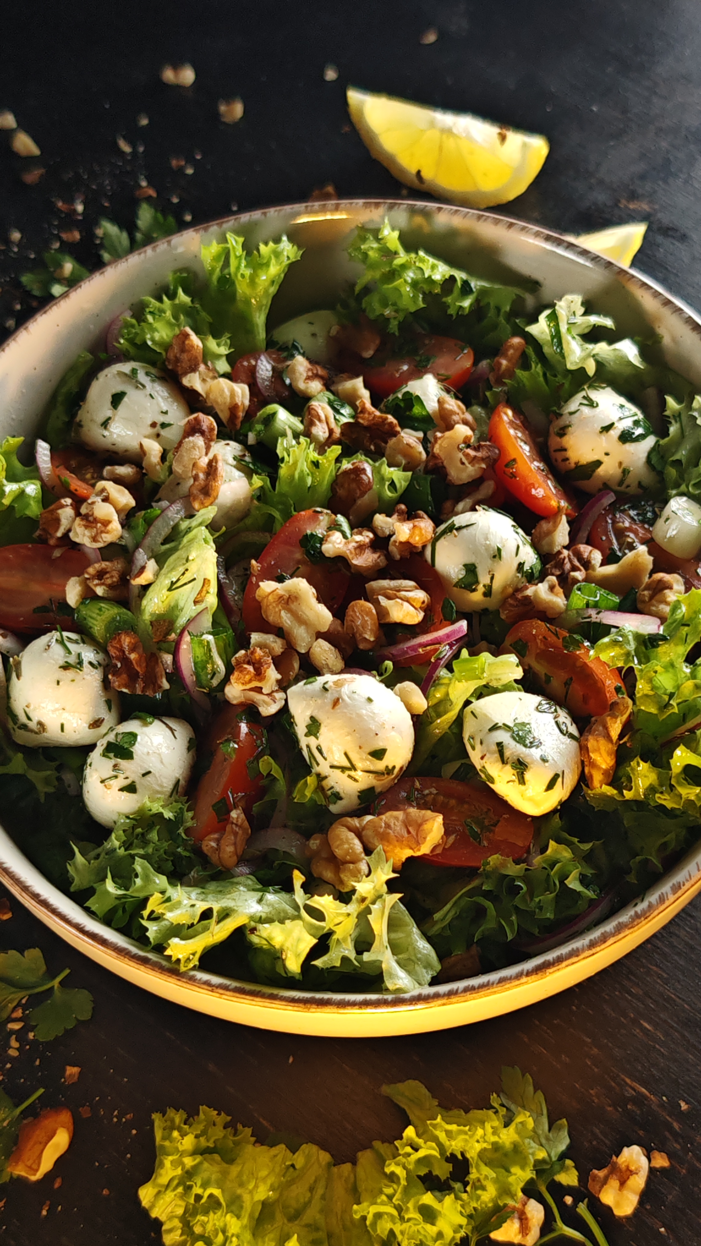 Salată cu mozzarella și roșii cherry - Savoare și culoare într-o rețetă rapidă