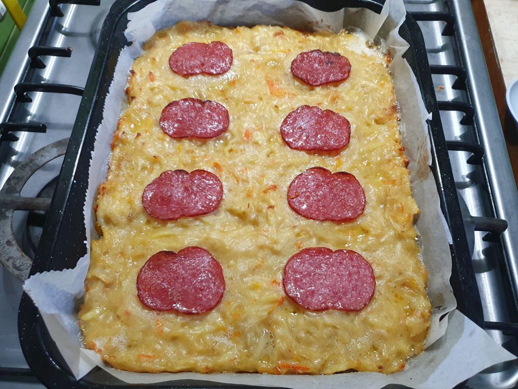 Pizza altfel, pe blat de cartofi - Reteta simpla si satioasa