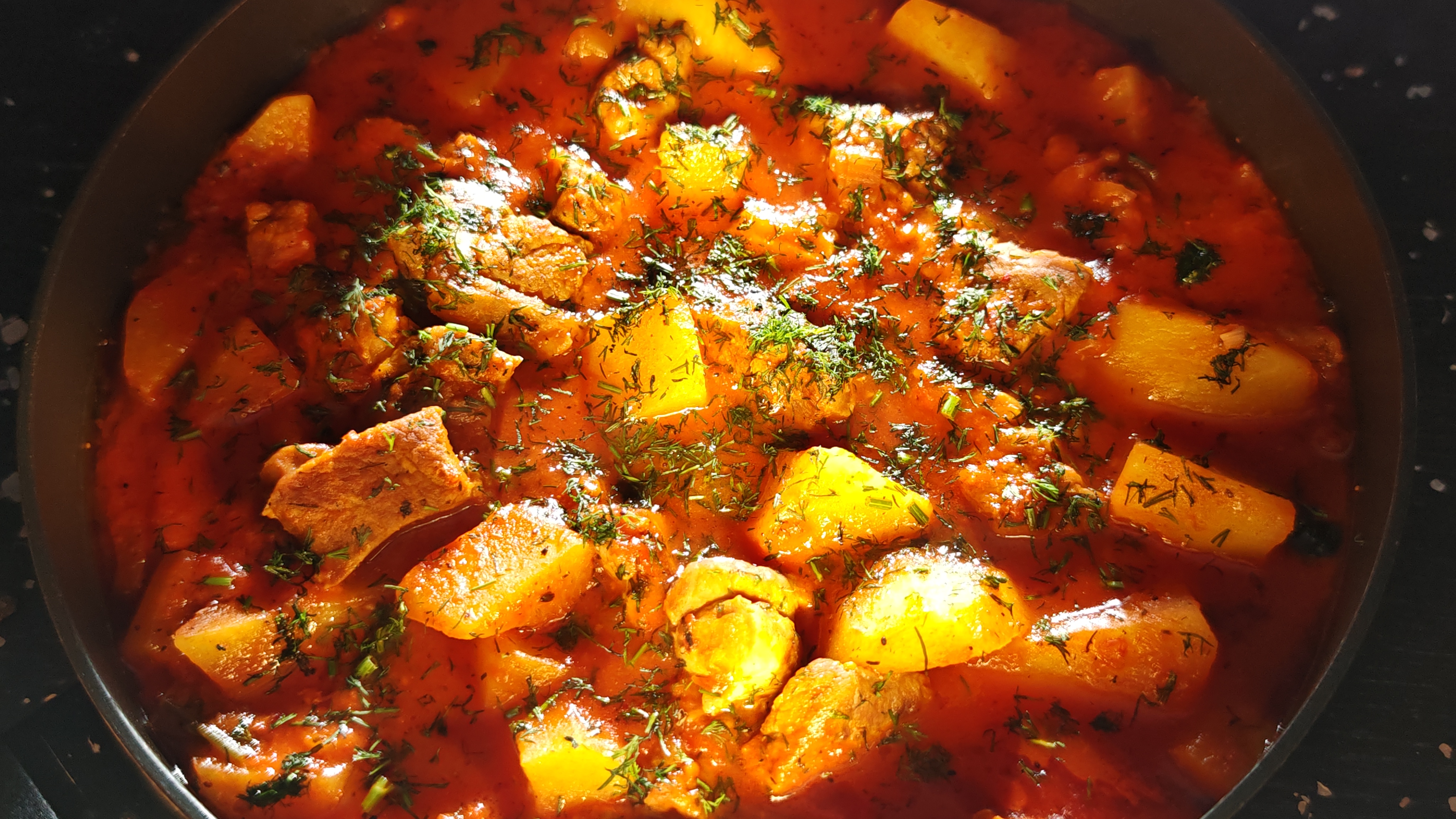 Tocăniță cu carne de porc - Gust și savoare într-o rețetă simplă