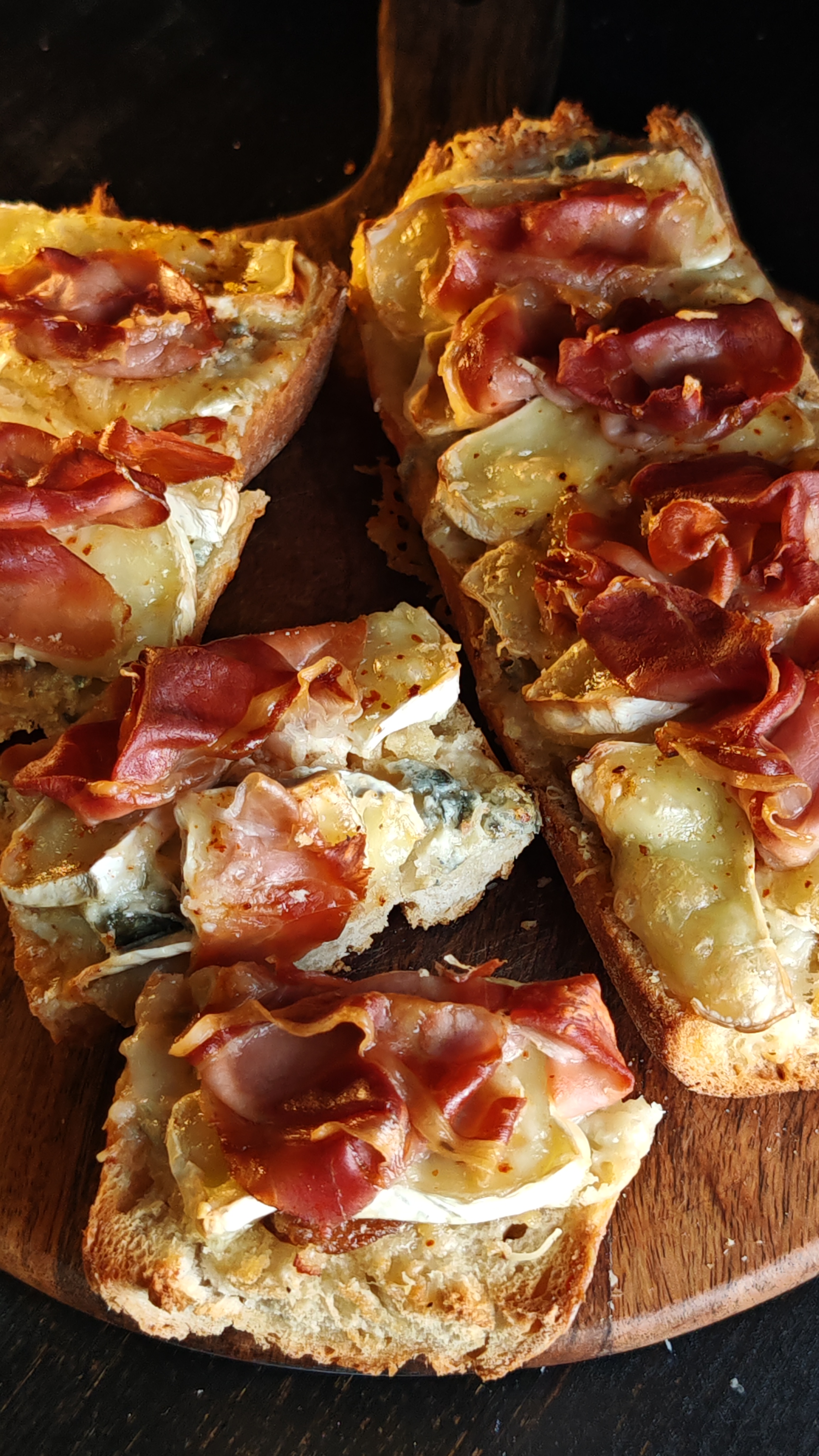 Bruschete cu brânzeturi - Gustarea perfectă pentru orice moment