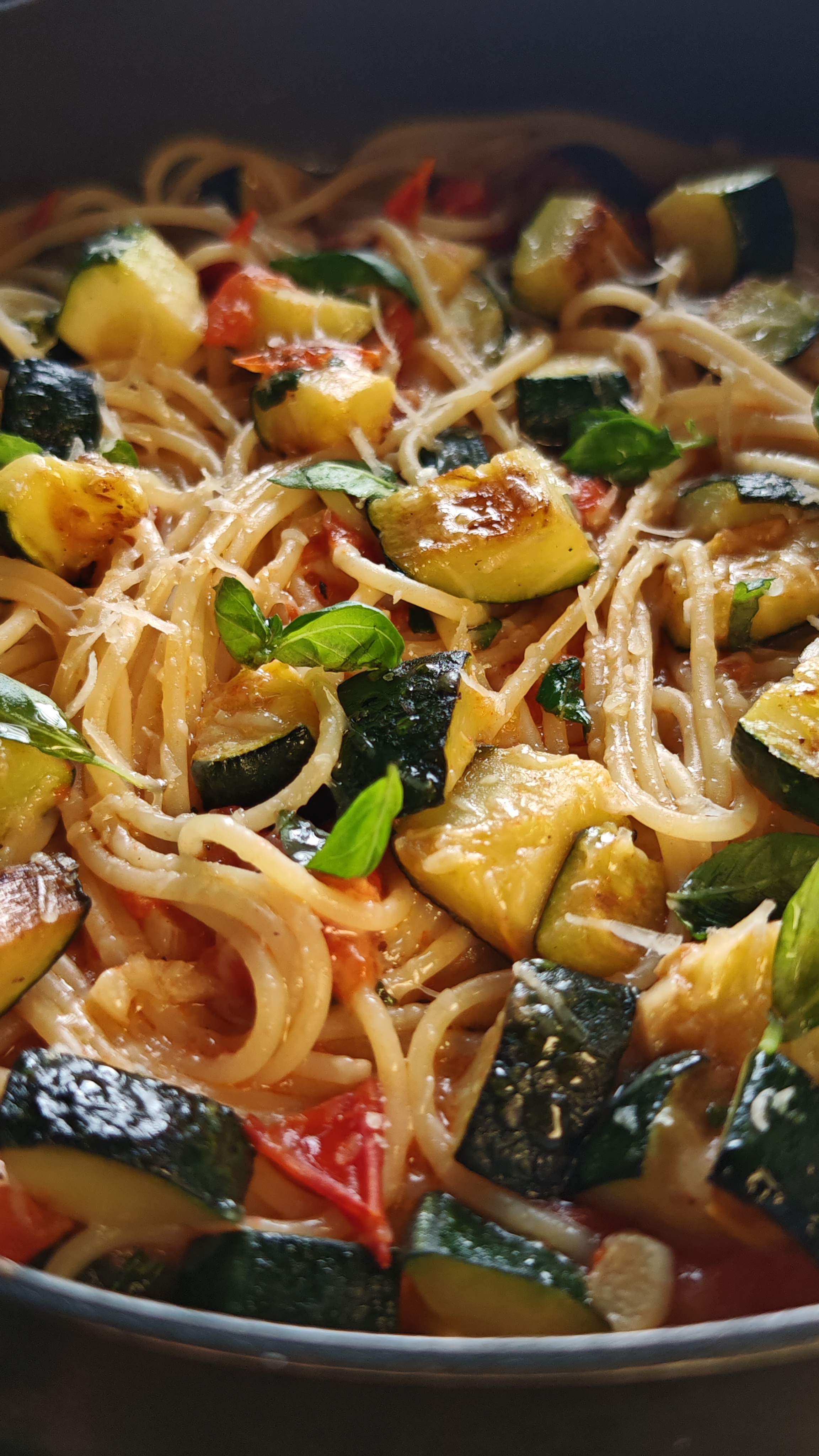Spaghete cu roșii și zucchini - Savuroase și rapide