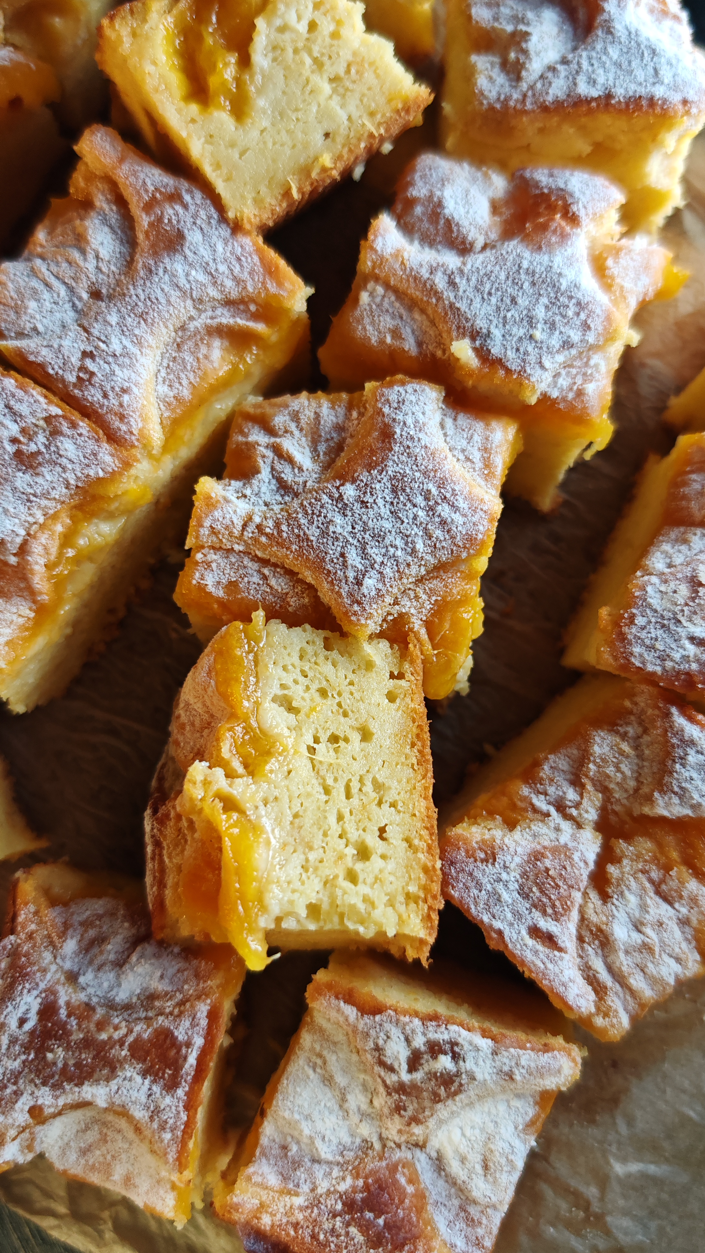 Prăjitură cu caise în blat - Super pufoasă și aromată