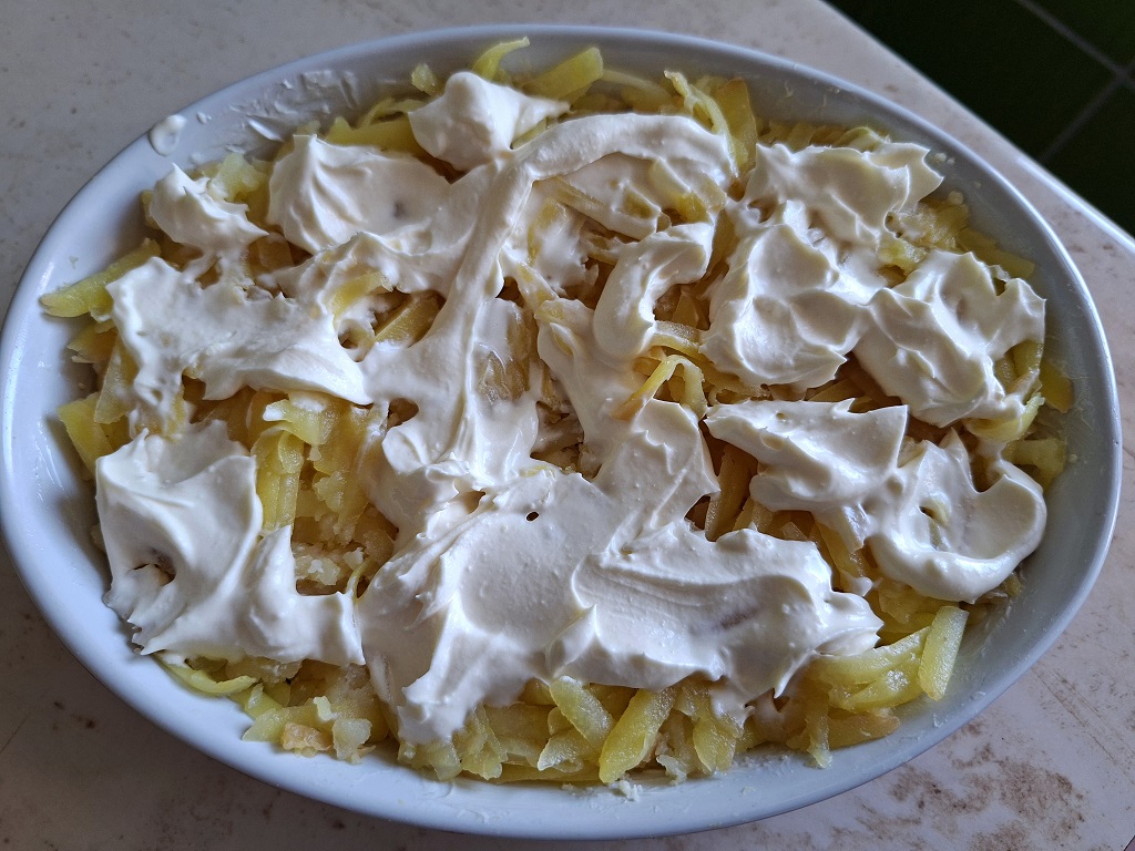 Cartofi cu brânză și ouă - Rețeta gustoasă la cuptor