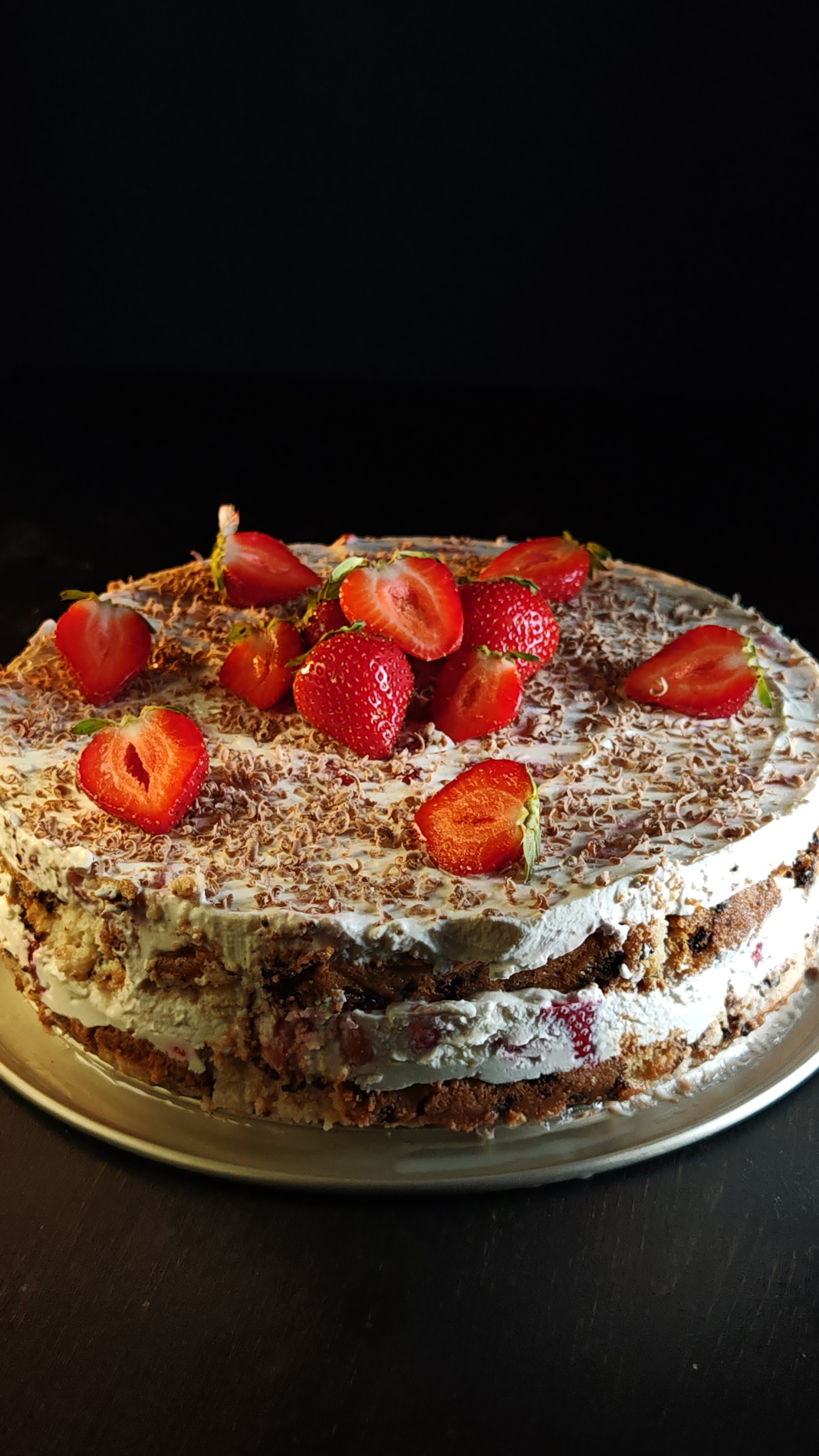 Tort rapid cu cremă mascarpone și căpșuni - Deliciu de vară fără coacere