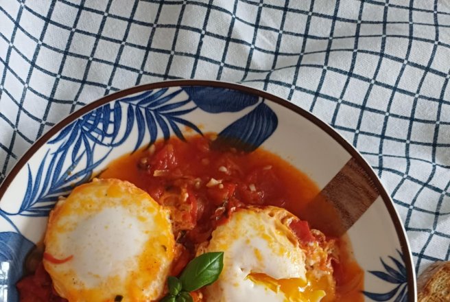 Shakshuka - Reteta pentru mic dejun cu ardei gras copt, rosii si oua