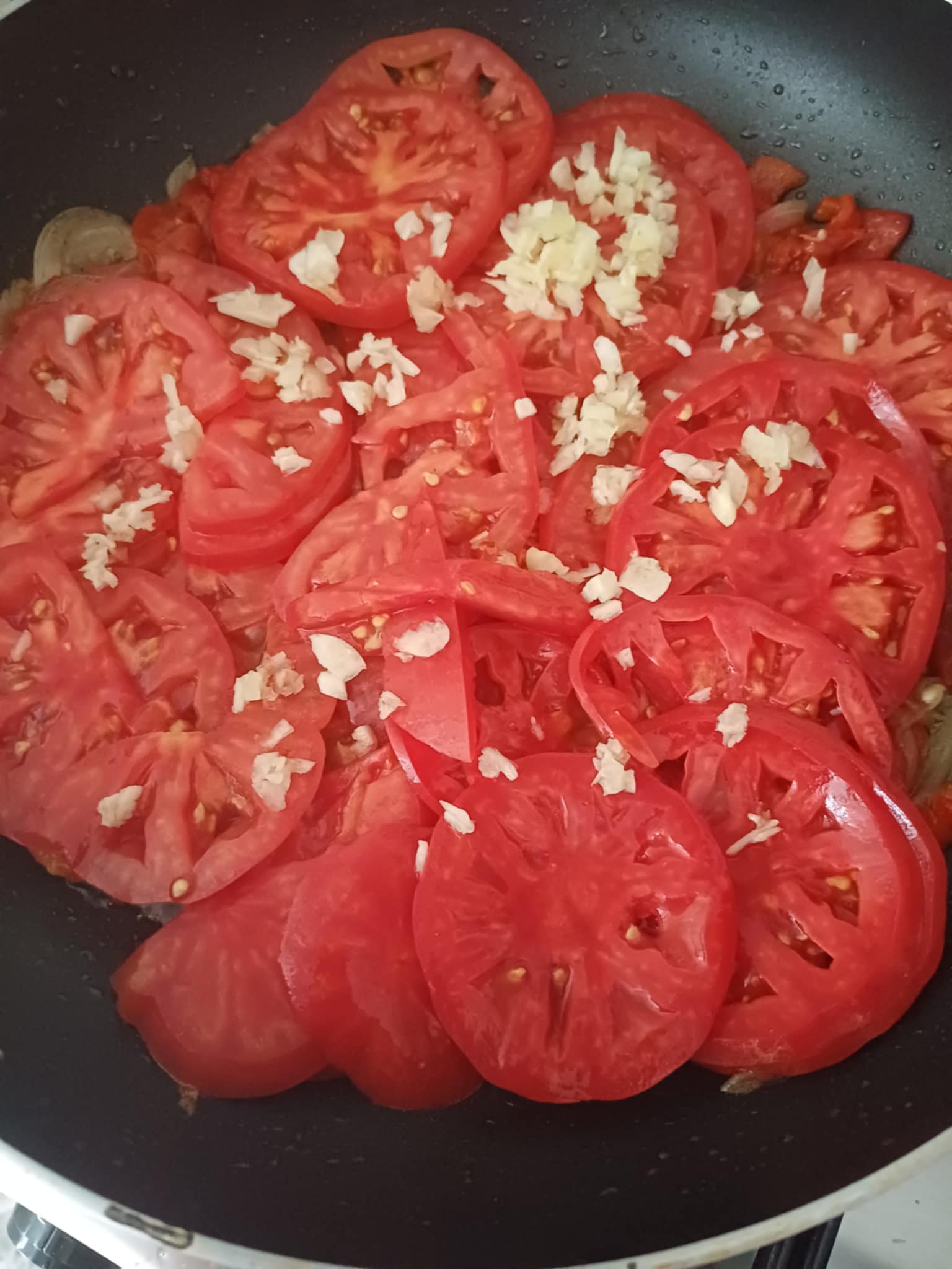 Shakshuka - Reteta pentru mic dejun cu ardei gras copt, rosii si oua